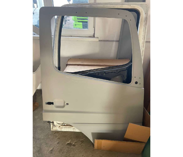 Дверь правая Mercedes-Benz Atego I-II (Б.У) (грунтованная, голая)