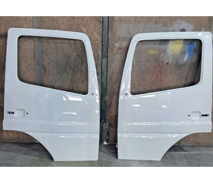 Дверь левая Mercedes-Benz Atego (Б.У) (покрашенная, голая)